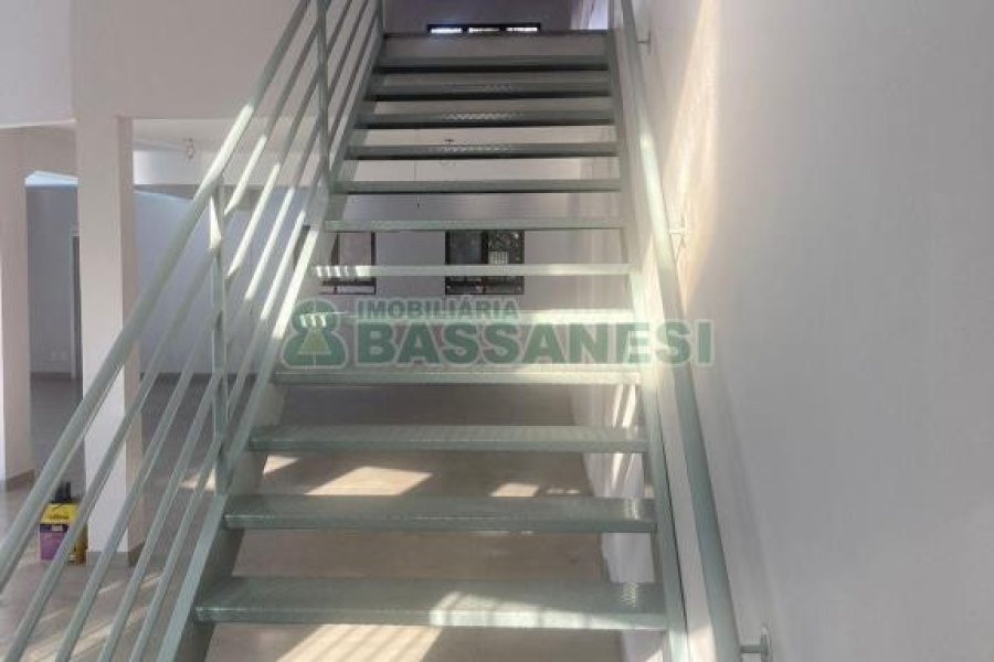 Loja com 233m², no bairro Jardelino Ramos em Caxias do Sul para Alugar