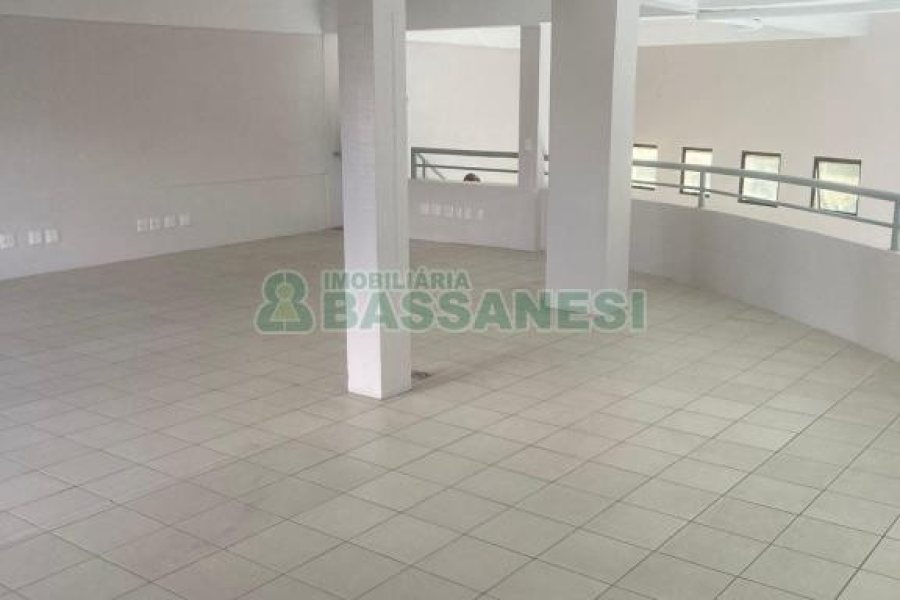 Loja com 233m², no bairro Jardelino Ramos em Caxias do Sul para Alugar