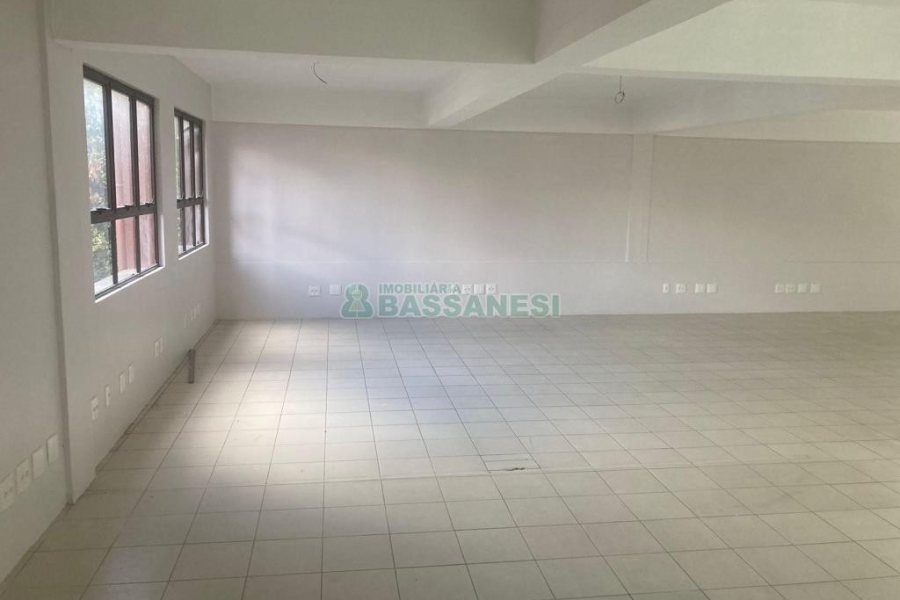 Loja com 233m², no bairro Jardelino Ramos em Caxias do Sul para Alugar