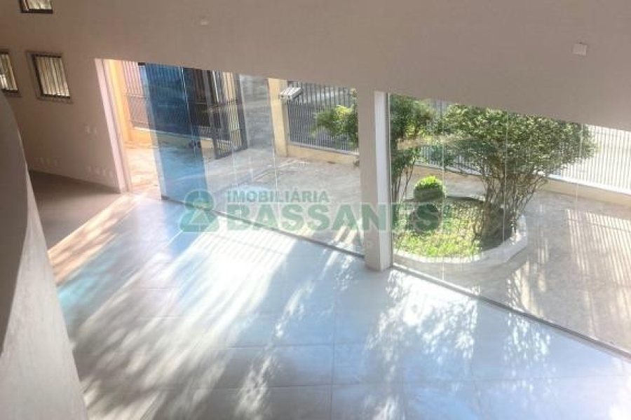 Loja com 233m², no bairro Jardelino Ramos em Caxias do Sul para Alugar