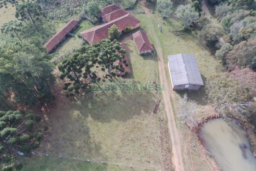 Chácara, 4 dormitórios, 2 vagas, no bairro Vila Seca em Caxias do Sul para Comprar