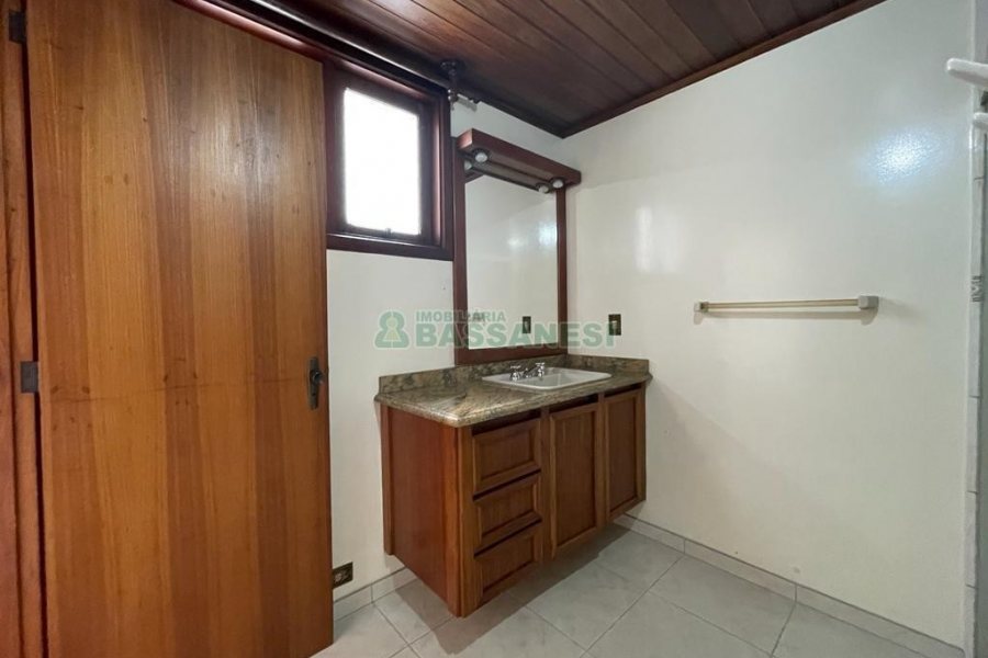 Apartamento com 112m², 2 dormitórios, 1 vaga, no bairro Centro em Caxias do Sul para Alugar