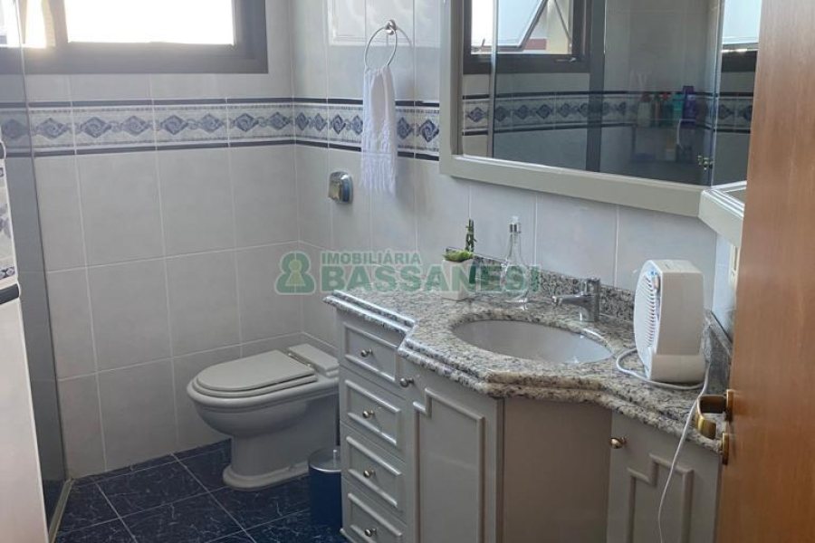 Apartamento com 140m², 3 dormitórios, 1 vaga, no bairro Centro em Caxias do Sul para Comprar