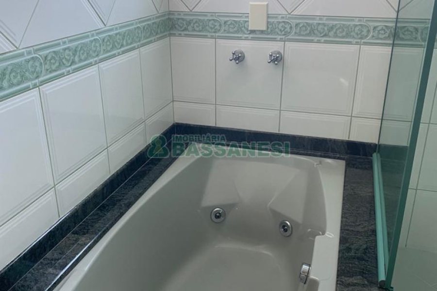 Apartamento com 140m², 3 dormitórios, 1 vaga, no bairro Centro em Caxias do Sul para Comprar