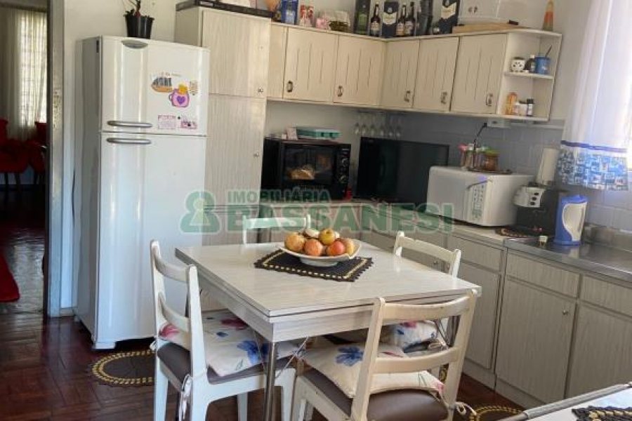 Casa com 387m², 1 dormitório, 2 vagas, no bairro Santa Catarina em Caxias do Sul para Comprar