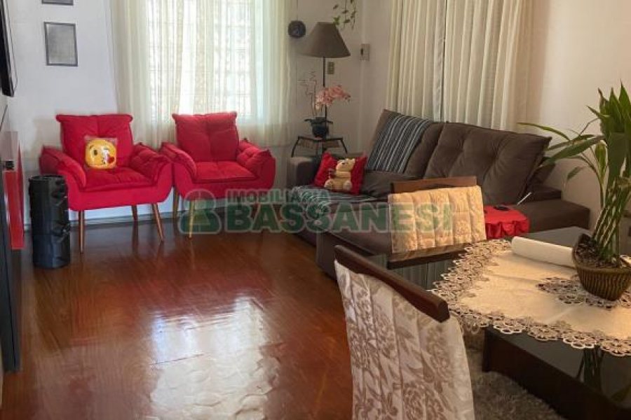 Casa com 387m², 1 dormitório, 2 vagas, no bairro Santa Catarina em Caxias do Sul para Comprar