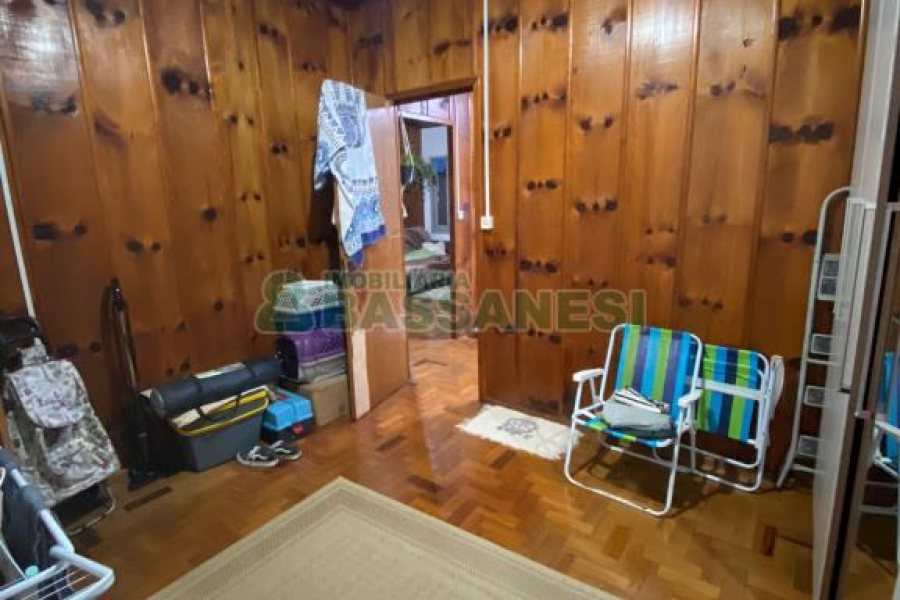 Casa com 387m², 1 dormitório, 2 vagas, no bairro Santa Catarina em Caxias do Sul para Comprar
