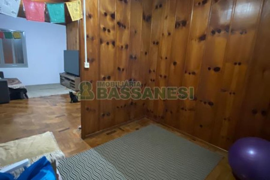 Casa com 387m², 1 dormitório, 2 vagas, no bairro Santa Catarina em Caxias do Sul para Comprar
