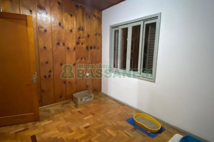 Casa com 387m², 1 dormitório, 2 vagas, no bairro Santa Catarina em Caxias do Sul para Comprar