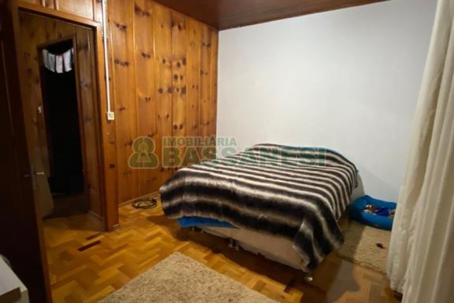 Casa com 387m², 1 dormitório, 2 vagas, no bairro Santa Catarina em Caxias do Sul para Comprar
