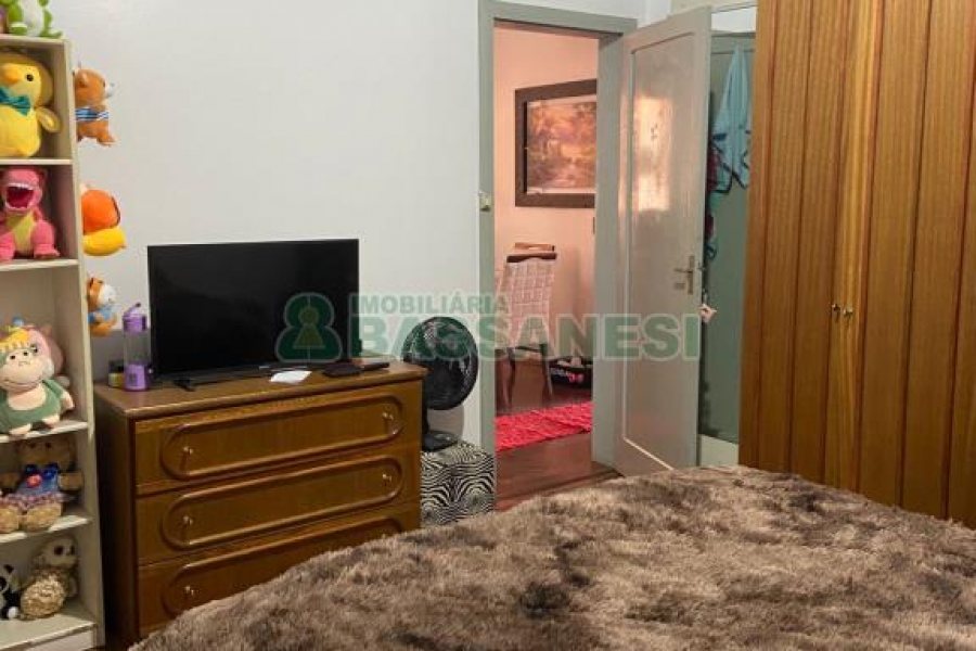 Casa com 387m², 1 dormitório, 2 vagas, no bairro Santa Catarina em Caxias do Sul para Comprar