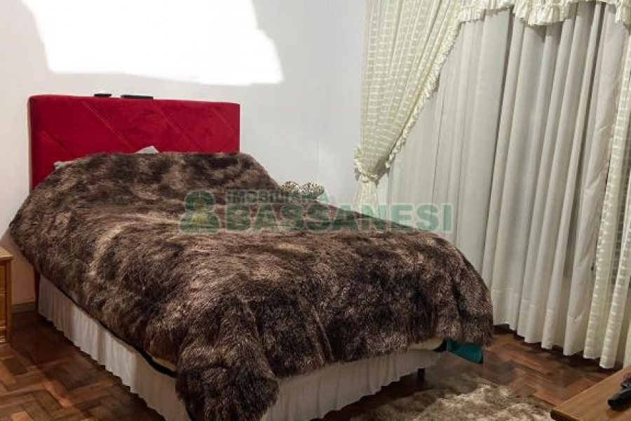 Casa com 387m², 1 dormitório, 2 vagas, no bairro Santa Catarina em Caxias do Sul para Comprar