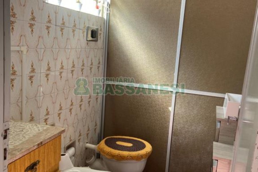 Casa com 387m², 1 dormitório, 2 vagas, no bairro Santa Catarina em Caxias do Sul para Comprar