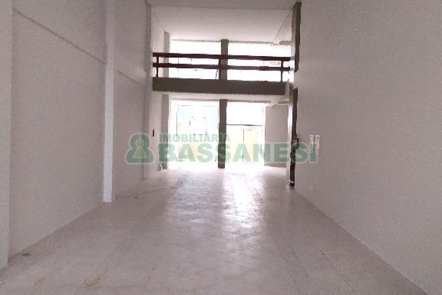 Loja com 450m², no bairro São Pelegrino em Caxias do Sul para Alugar