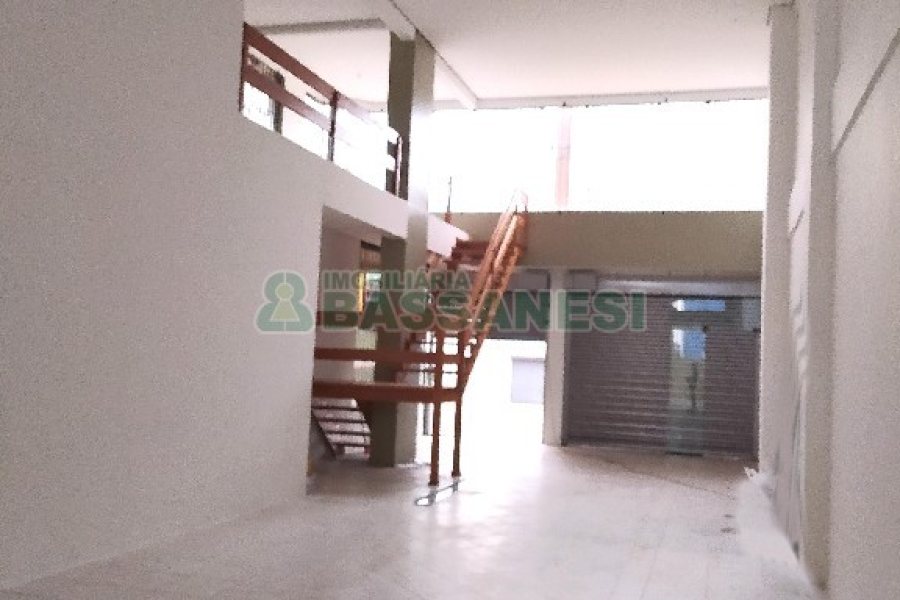 Loja com 450m², no bairro São Pelegrino em Caxias do Sul para Alugar