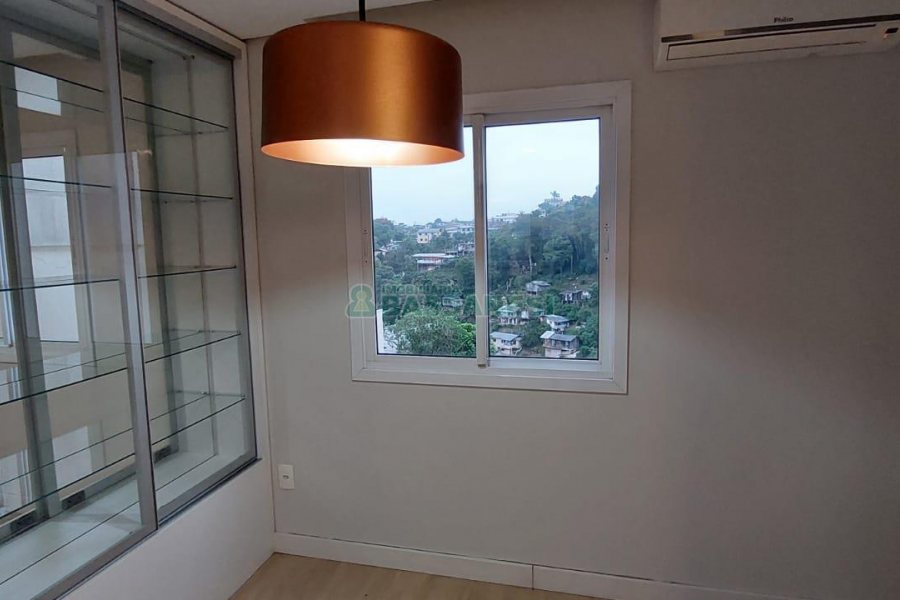 Apto Mobiliado com 67m², 2 dormitórios, 1 vaga, no bairro Kayser em Caxias do Sul para Comprar