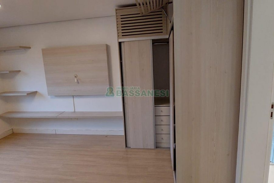 Apto Mobiliado com 67m², 2 dormitórios, 1 vaga, no bairro Kayser em Caxias do Sul para Comprar