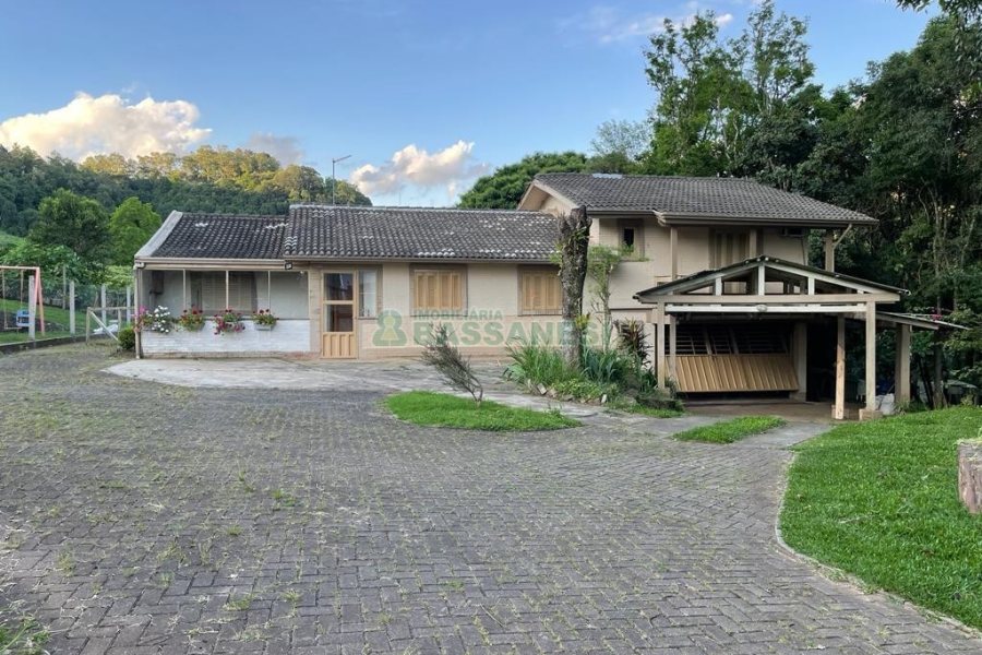 Casa Mobiliada com 130m², 3 dormitórios, 2 vagas, no bairro Linha 40 em Caxias do Sul para Alugar