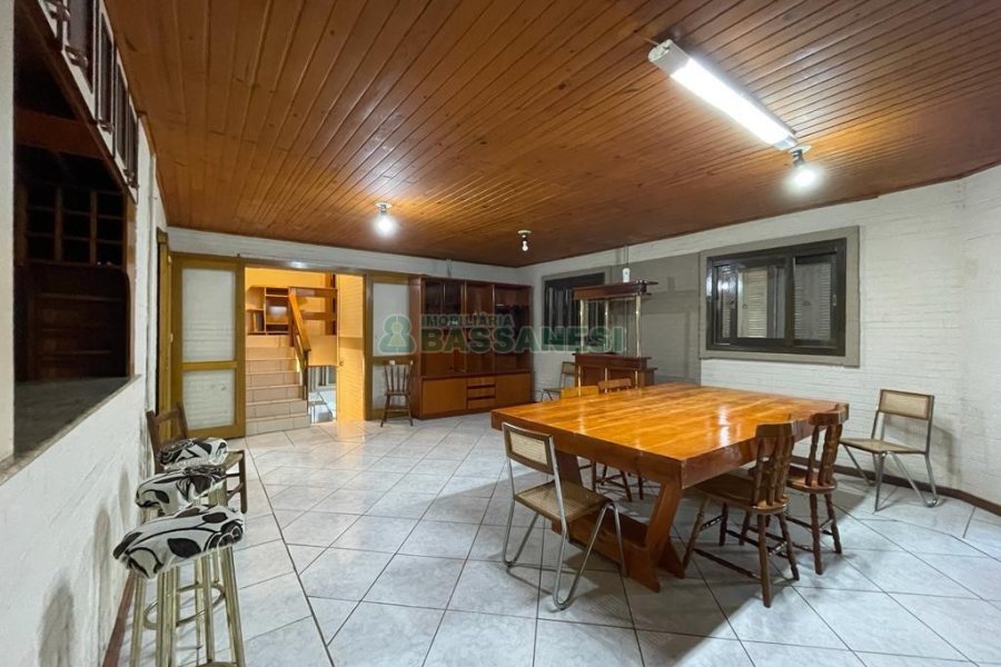 Casa Mobiliada com 130m², 3 dormitórios, 2 vagas, no bairro Linha 40 em Caxias do Sul para Alugar
