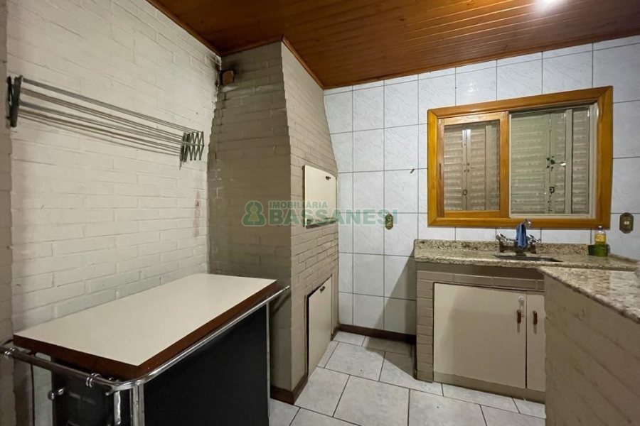 Casa Mobiliada com 130m², 3 dormitórios, 2 vagas, no bairro Linha 40 em Caxias do Sul para Alugar