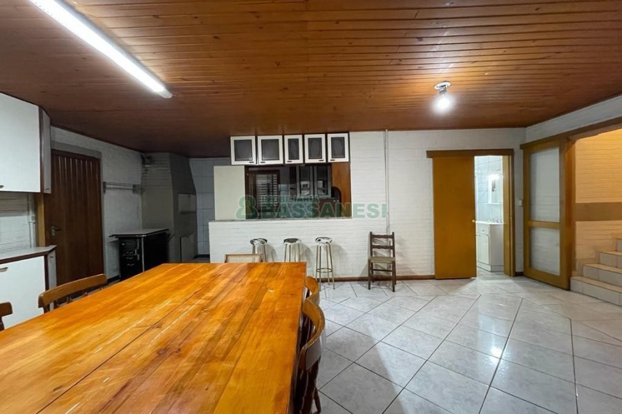 Casa Mobiliada com 130m², 3 dormitórios, 2 vagas, no bairro Linha 40 em Caxias do Sul para Alugar