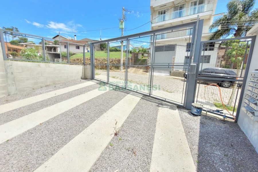 Apartamento com 52m², 2 dormitórios, 1 vaga, no bairro São Leopoldo em Caxias do Sul para Alugar