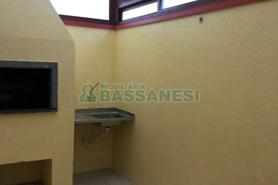 Casa com 80m², 2 dormitórios, 1 vaga, no bairro Desvio Rizzo em Caxias do Sul para Comprar