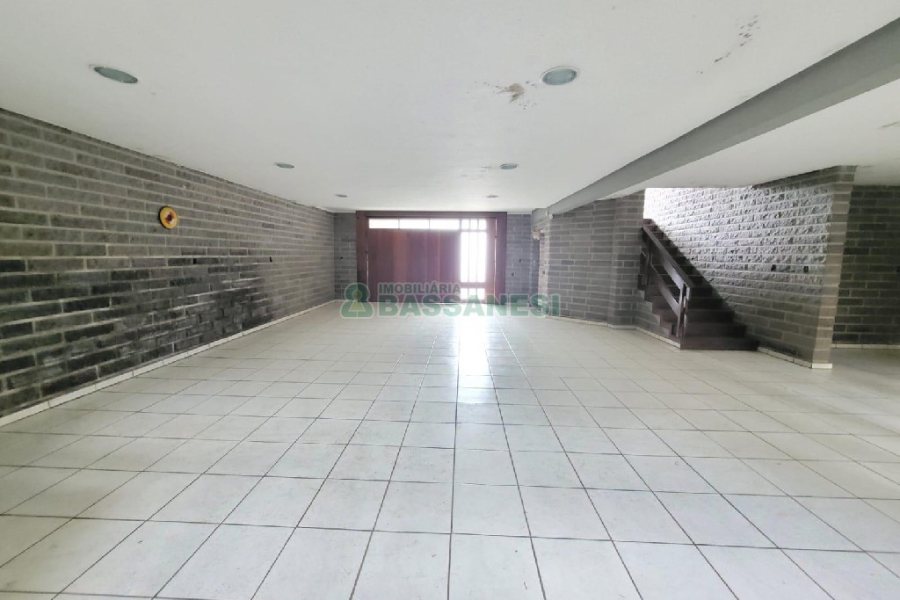 Casa com 407m², 5 dormitórios, 3 vagas, no bairro Santa Catarina em Caxias do Sul para Comprar