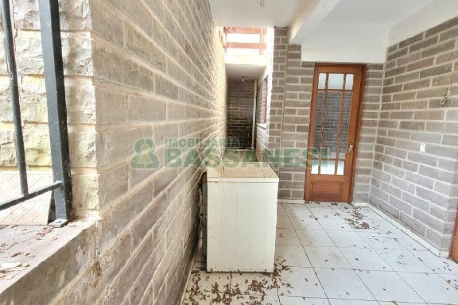 Casa com 407m², 5 dormitórios, 3 vagas, no bairro Santa Catarina em Caxias do Sul para Comprar