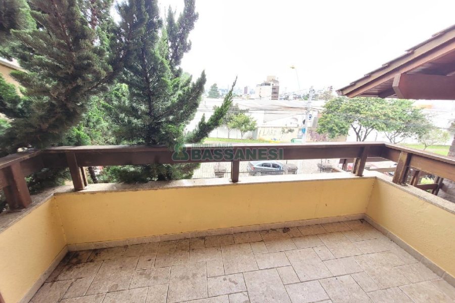 Casa com 407m², 5 dormitórios, 3 vagas, no bairro Santa Catarina em Caxias do Sul para Comprar