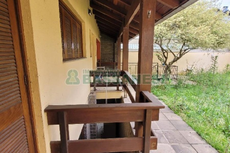 Casa com 407m², 5 dormitórios, 3 vagas, no bairro Santa Catarina em Caxias do Sul para Comprar