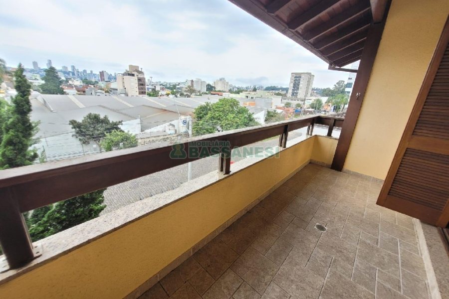 Casa com 407m², 5 dormitórios, 3 vagas, no bairro Santa Catarina em Caxias do Sul para Comprar