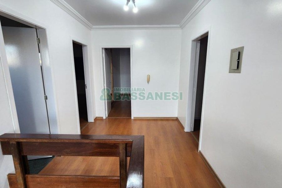 Casa com 407m², 5 dormitórios, 3 vagas, no bairro Santa Catarina em Caxias do Sul para Comprar