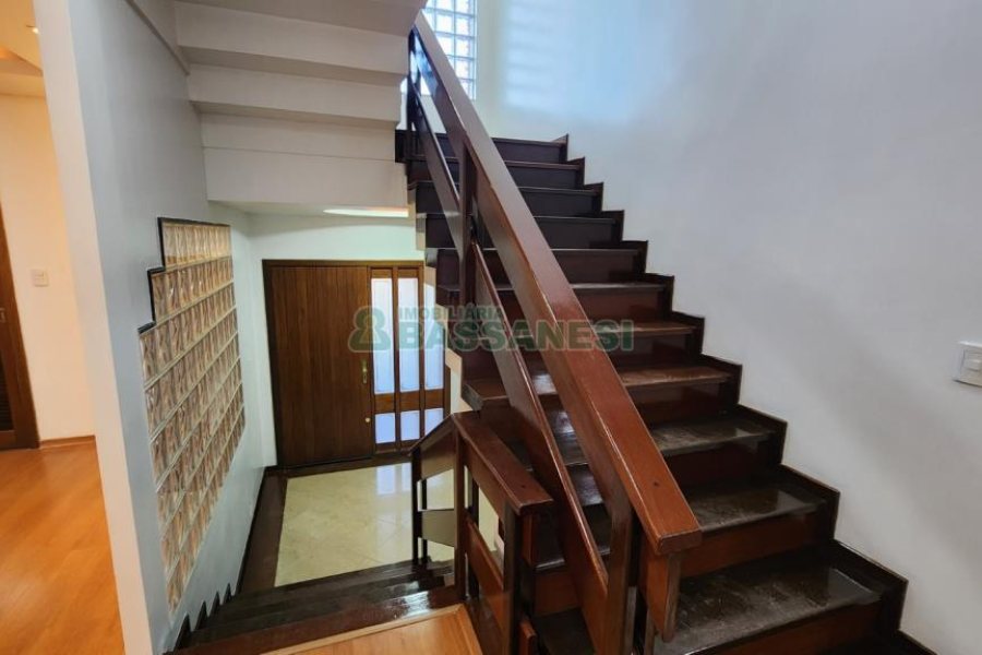 Casa com 407m², 5 dormitórios, 3 vagas, no bairro Santa Catarina em Caxias do Sul para Comprar