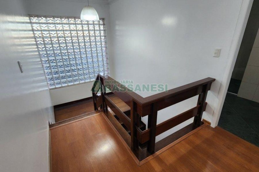 Casa com 407m², 5 dormitórios, 3 vagas, no bairro Santa Catarina em Caxias do Sul para Comprar
