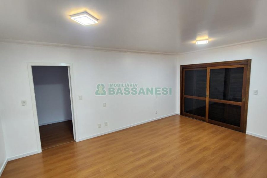 Casa com 407m², 5 dormitórios, 3 vagas, no bairro Santa Catarina em Caxias do Sul para Comprar