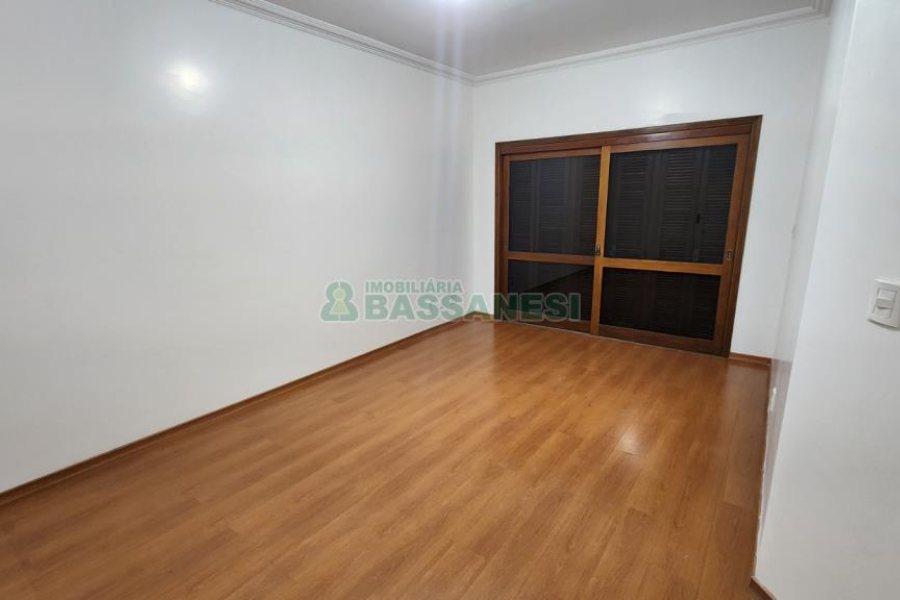 Casa com 407m², 5 dormitórios, 3 vagas, no bairro Santa Catarina em Caxias do Sul para Comprar