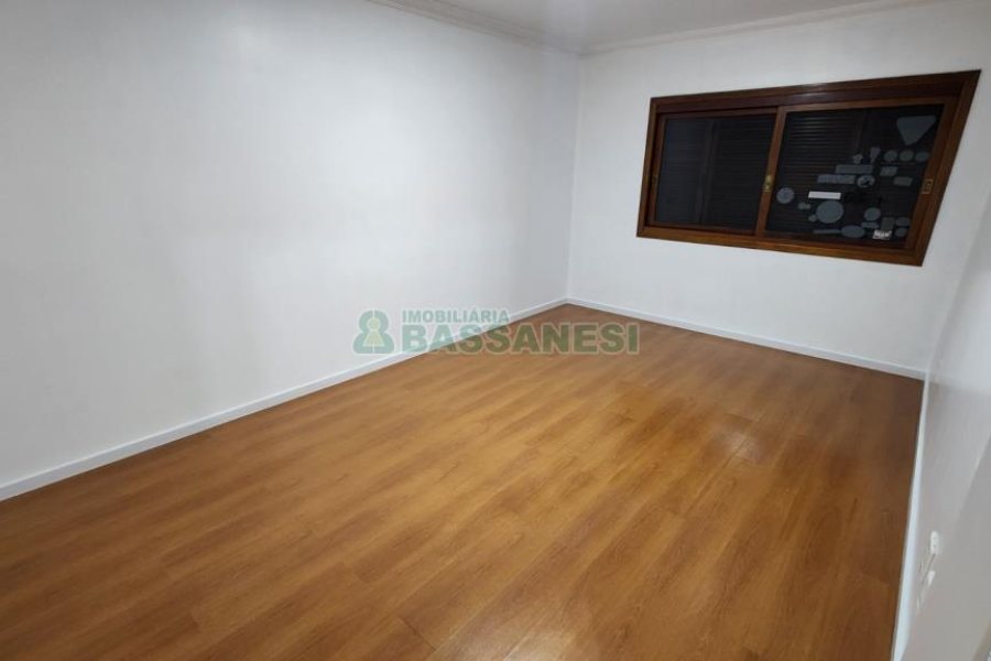 Casa com 407m², 5 dormitórios, 3 vagas, no bairro Santa Catarina em Caxias do Sul para Comprar