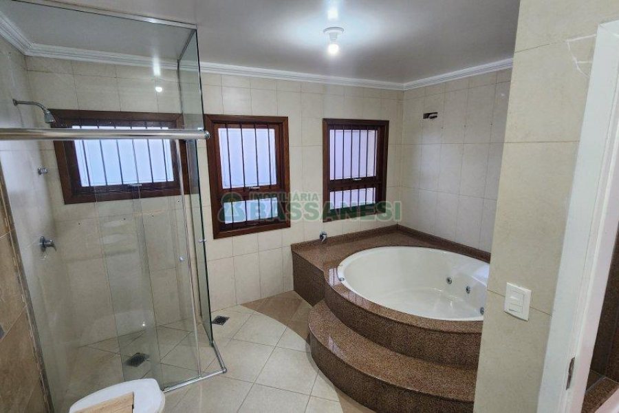 Casa com 407m², 5 dormitórios, 3 vagas, no bairro Santa Catarina em Caxias do Sul para Comprar