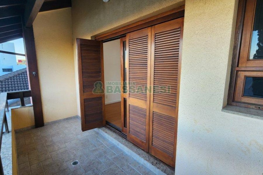 Casa com 407m², 5 dormitórios, 3 vagas, no bairro Santa Catarina em Caxias do Sul para Comprar