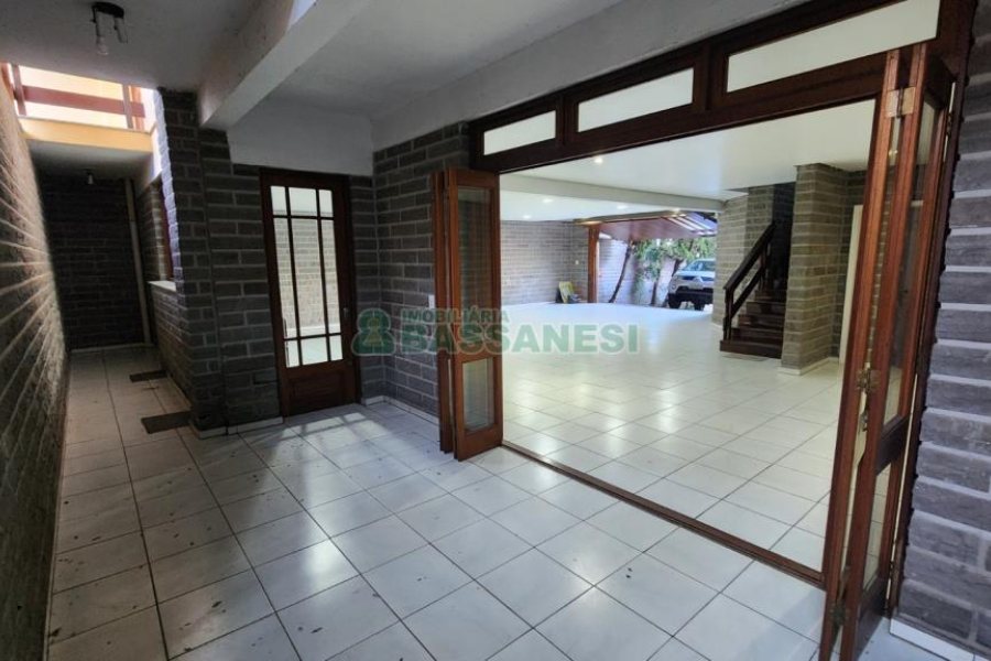Casa com 407m², 5 dormitórios, 3 vagas, no bairro Santa Catarina em Caxias do Sul para Comprar