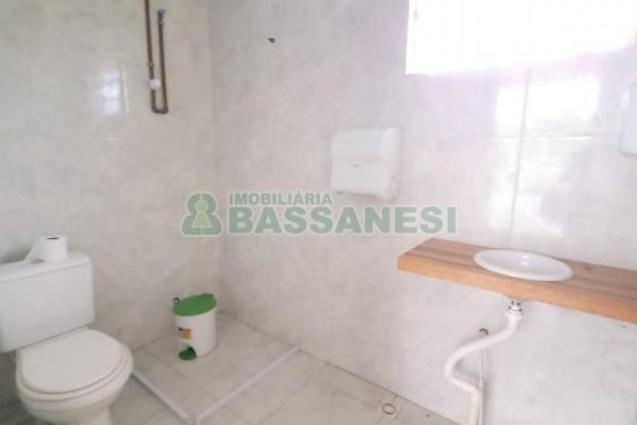 Loja com 220m², no bairro Charqueadas em Caxias do Sul para Alugar