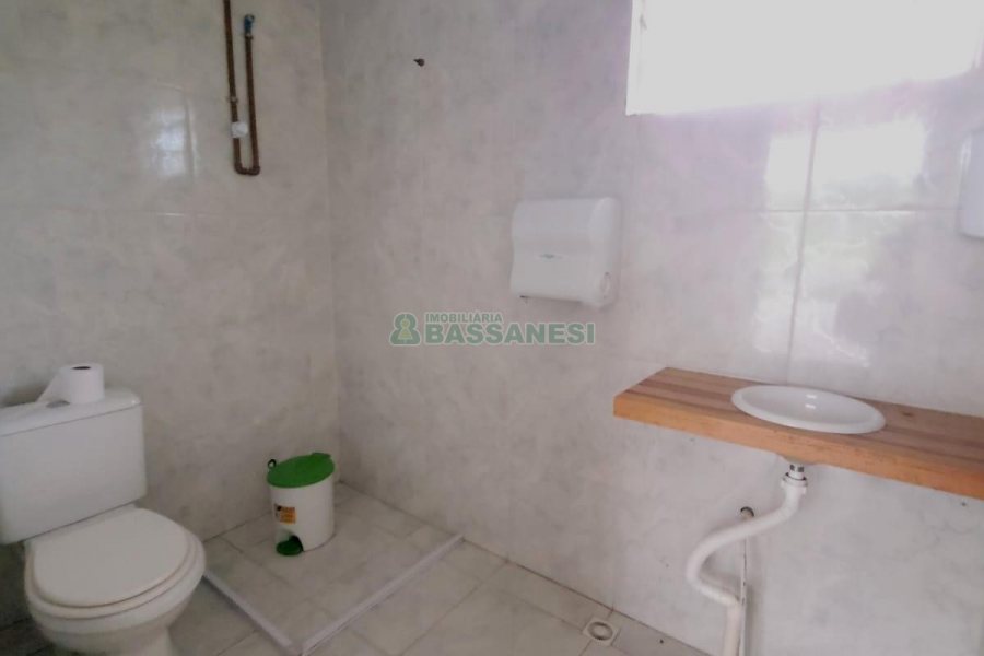 Loja com 220m², no bairro Charqueadas em Caxias do Sul para Alugar