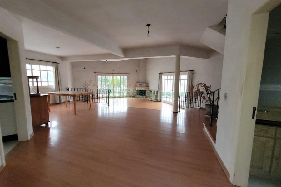 Casa com 200m², 5 dormitórios, 2 vagas, no bairro Charqueadas em Caxias do Sul para Alugar