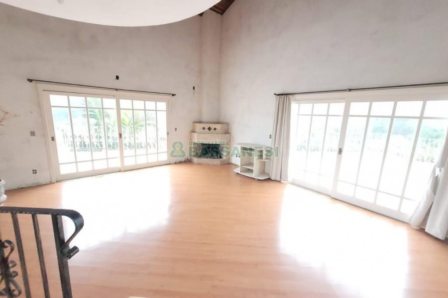 Casa com 200m², 5 dormitórios, 2 vagas, no bairro Charqueadas em Caxias do Sul para Alugar