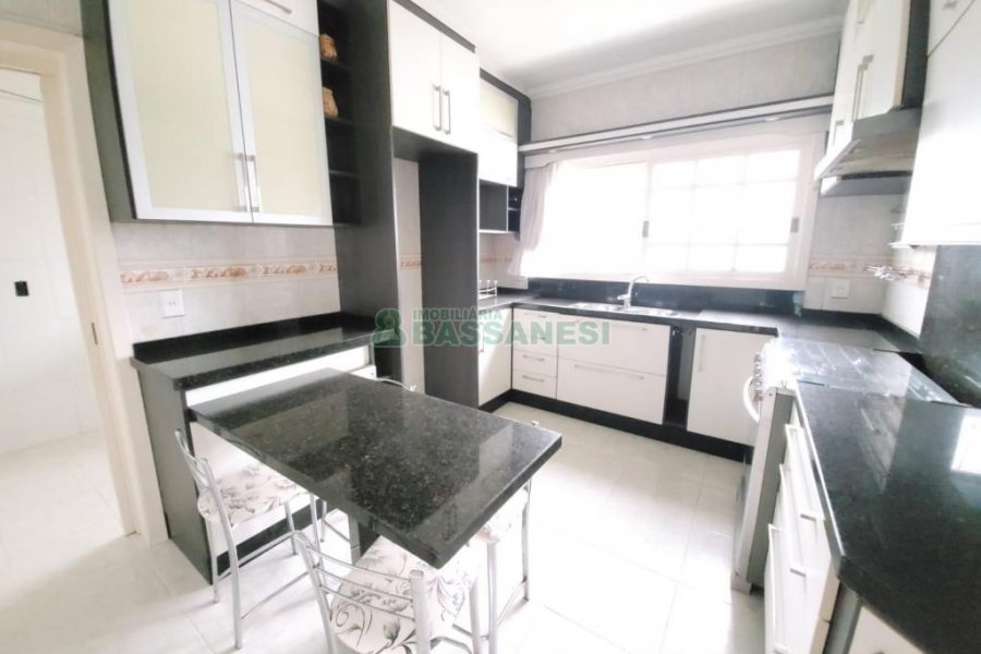 Casa com 200m², 5 dormitórios, 2 vagas, no bairro Charqueadas em Caxias do Sul para Alugar