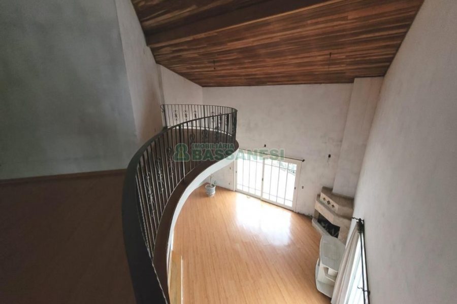 Casa com 200m², 5 dormitórios, 2 vagas, no bairro Charqueadas em Caxias do Sul para Alugar