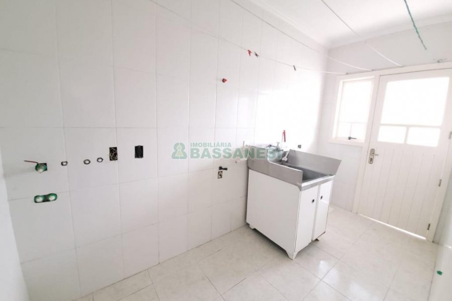 Casa com 200m², 5 dormitórios, 2 vagas, no bairro Charqueadas em Caxias do Sul para Alugar