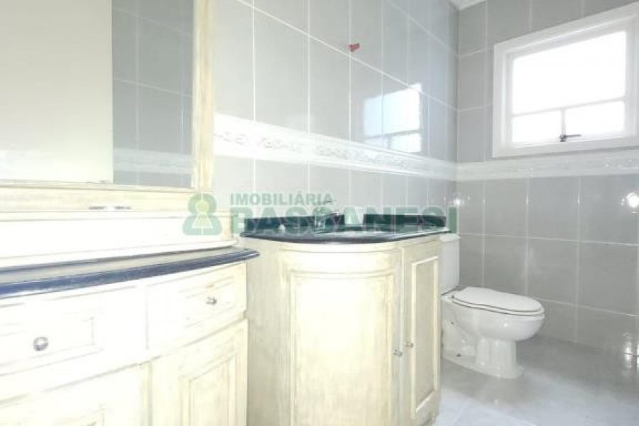 Casa com 200m², 5 dormitórios, 2 vagas, no bairro Charqueadas em Caxias do Sul para Alugar