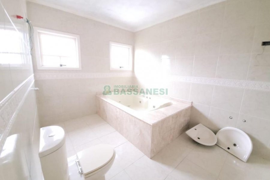 Casa com 200m², 5 dormitórios, 2 vagas, no bairro Charqueadas em Caxias do Sul para Alugar